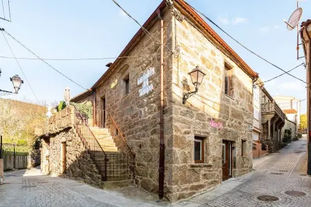 The 50's Suite. Barbie's summer house. Bathtub and jukebox Отели рядом с достопримечательностью «Fisterra»