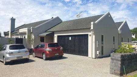 Down the steps. Two Bedrooms Lake views. Отели в г. Уангапараоа