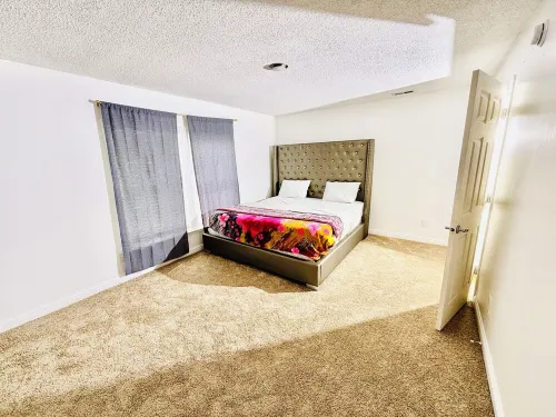 Spacious 5-bedroom house in beautiful Indianapolis with WiFi, AC