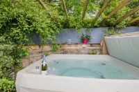 lake district - hot tub, pet friendly, enclosed garden Hotel a Strickland Ketel