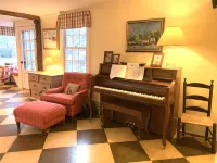 Cozy, spacious, New England Farmhouse close to Hotchkiss School & Lime Rock Hotels in Salisbury