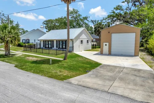 Charming 2-bedroom apartment in lovely DeBary with AC, WiFi Hotels in DeBary