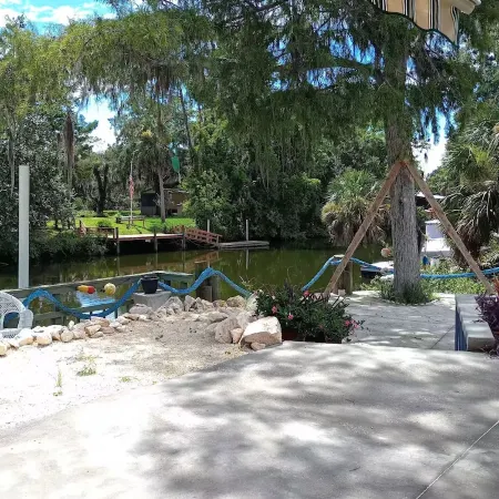 Charming House with Boat Dock in Serene Inglis, Riverfront Deep Water Gulf Acces