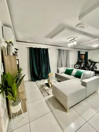 M & M Penthouse, 1 bedroom Salon Villa Complete