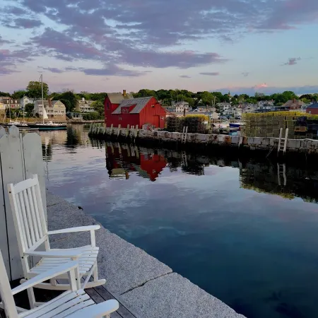 Charming Waterfront Home - Patio - AC - Projector - Kitchen - Shops - Dining