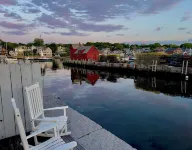 Charming Waterfront Home - Patio - AC - Projector - Kitchen - Shops - Dining