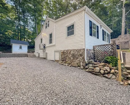 Cozy cottage with AC and lake access in charming Connecticut suburb.