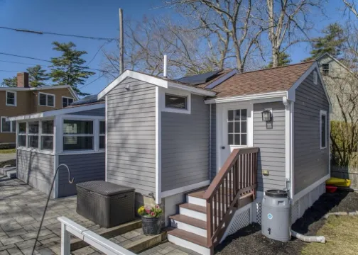 Cottage on the Lake with AC, WiFi, parking - Long term rental, pets OK