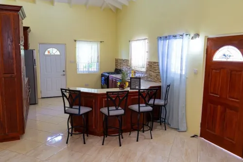 Spacious 2-bedroom apartment within 5 mins of restaurants, cinema, banks, beach!