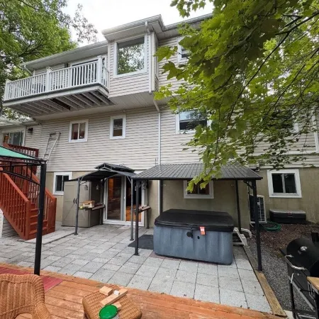 Stunning! Pocono Escape! HotTub Sauna Pool Ski Pet-Friendly Fireplace Fishing