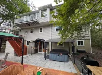 Stunning! Pocono Escape! HotTub Sauna Pool Ski Pet-Friendly Fireplace Fishing