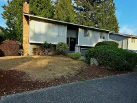 Cozy 3-bedroom 2.5 bath house in Kent near hospital and shopping centers 켄트 호텔