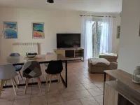 Quiet, spacious house, close to the station and amenities, 2 km from the beach