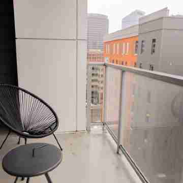 Private Balcony Abstract Apt Dwtn GR w/parking and King Bed Others