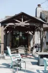 Historical and Spacious Shabby Cabin Retreat! Modern Amenities