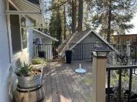 Adorable house walking distance to town-comfy private back patio