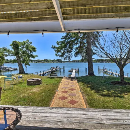 Riverfront Cottage: Fire Pit & Kayaks
