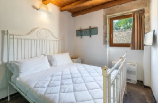 Rustic chic villa with large veranda, private pool, barbecue and free WiFi