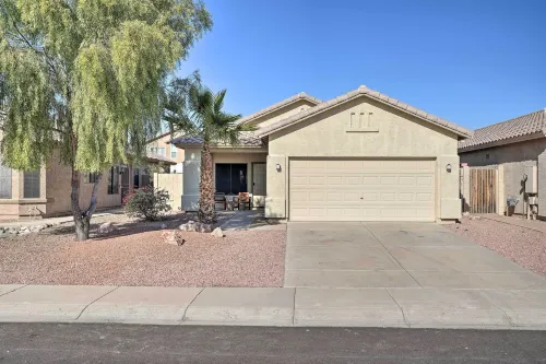 Sunlit Peoria Gem w/ Yard: Hike, Golf & Explore! - موقف سيارات