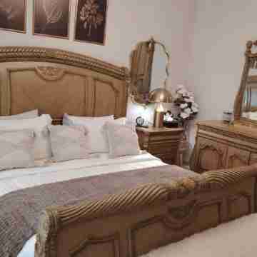 Sleeps 8 people! Apartment 5 minutes to Abdoun w balcony a in Dair Ghbar! Rooms