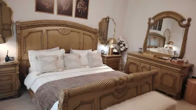 Sleeps 8 people! Apartment 5 minutes to Abdoun w balcony a in Dair Ghbar! Các khách sạn ở 