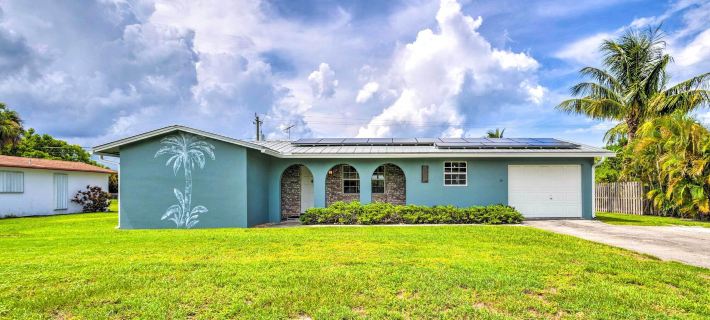 'Tropical Landing' Stuart Home w/ Pool + Grill! Ξενοδοχεία στην πόλη Stuart