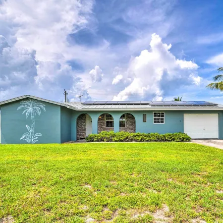 'Tropical Landing' Stuart Home w/ Pool + Grill!