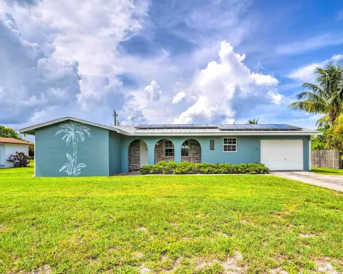 'Tropical Landing' Stuart Home w/ Pool + Grill! Hotels in Stuart