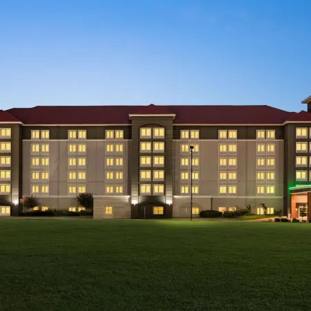 La Quinta Inn & Suites by Wyndham Arlington North 6 Flags Dr