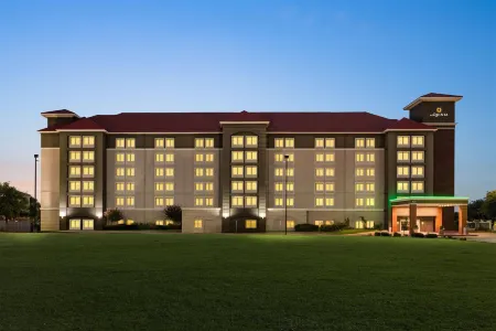 La Quinta Inn & Suites by Wyndham Arlington North 6 Flags Dr