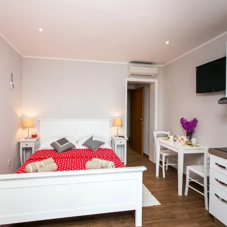 Villa Mirjana - Studio Apartment with Terrace and Sea View (Bogumila)