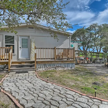 5 Mi to Rockport Beach Park: Studio w/ Porch!