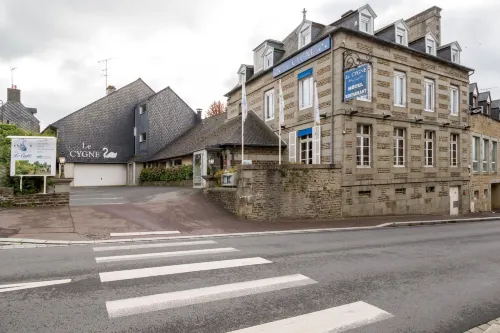 Brit Hotel le Cygne Hotel a Savigny-le-Vieux
