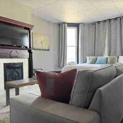 Chandler E / Downtown EVV Studio Apt Rooms