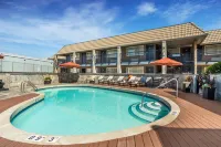 Best Western Plus Burnaby Hotel - Pools
