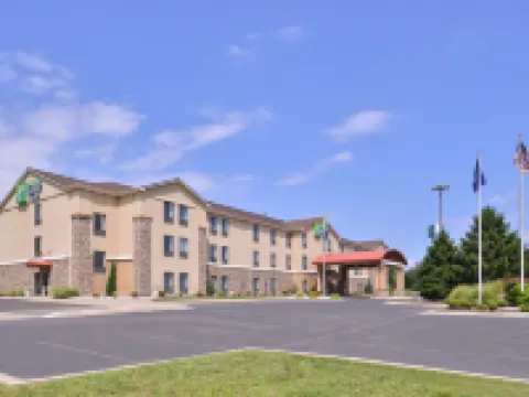 Holiday Inn Express & Suites TOPEKA WEST I-70 WANAMAKER by IHG トピーカのホテル