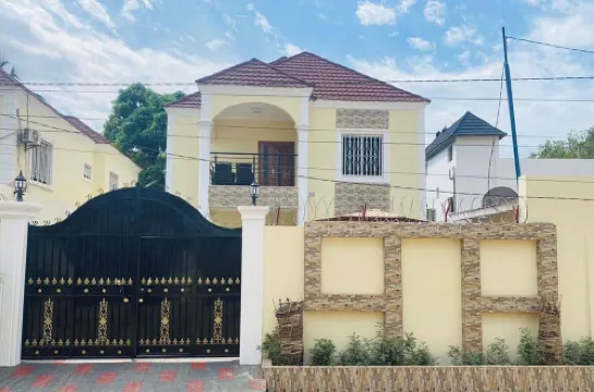 4Bed Villa Sleeps 8 - Wifi, Parking, Garden