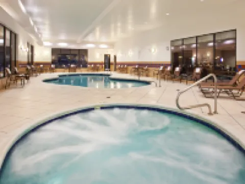 智選假日套房酒店曾斯維爾北 馬斯金格姆縣酒店