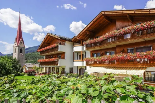 Laurena Aparthotel Near Brixen