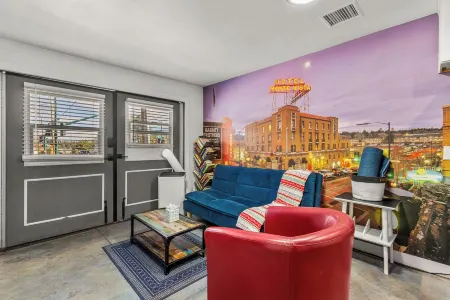 NoHo Stone Bungalow w/AC, W/D, 2 Smart TVs w/Speedy WiFi at Forest & Beaver St Отели рядом с достопримечательностью «Обсерватория Лоуэлла»