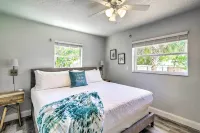 Merritt Island Oasis w/ Pool ~ 7 Mi to Beach! - parkir