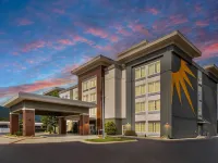 La Quinta Inn & Suites by Wyndham Chattanooga - Lookout Mtn Hotels near Ruby Falls