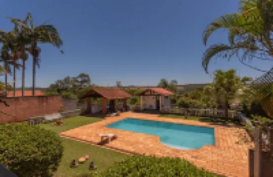 브라가나의 수영장과 벽난로가 있는 전원주택