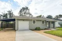 2 Mi to Zoo, Fenced Yard: Family Home in Wichita! - 2 estrellas