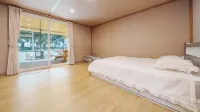 Namhae Chojun Bada Forest Glamping - غرفة مطلة على الجبل