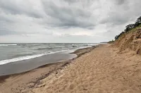 Hot Tub, Deck & Backyard: Cozy Union Pier House! - Beach
