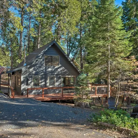 Family Cabin in Blue Lake Springs, Near Town!