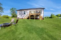 4BR Lakefront Retreat w/ Furnished Deck, Dock - 3 tähden