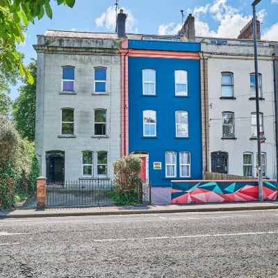 四十四北 倫敦德里市政廳附近的飯店