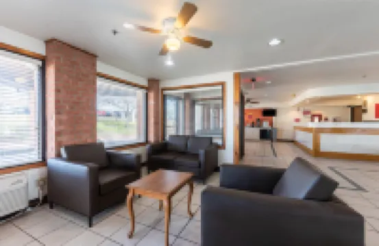 Econo Lodge Inn & Suites